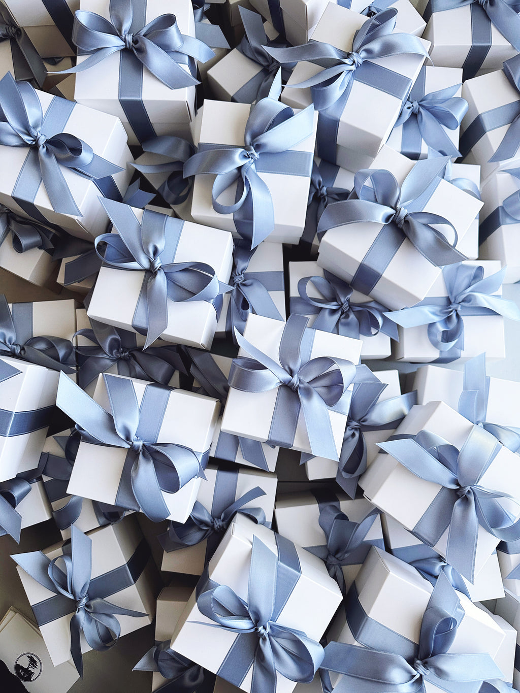 Gift box and card from Poppins & Post gift service, featuring a neatly wrapped package with a personalized greeting card.