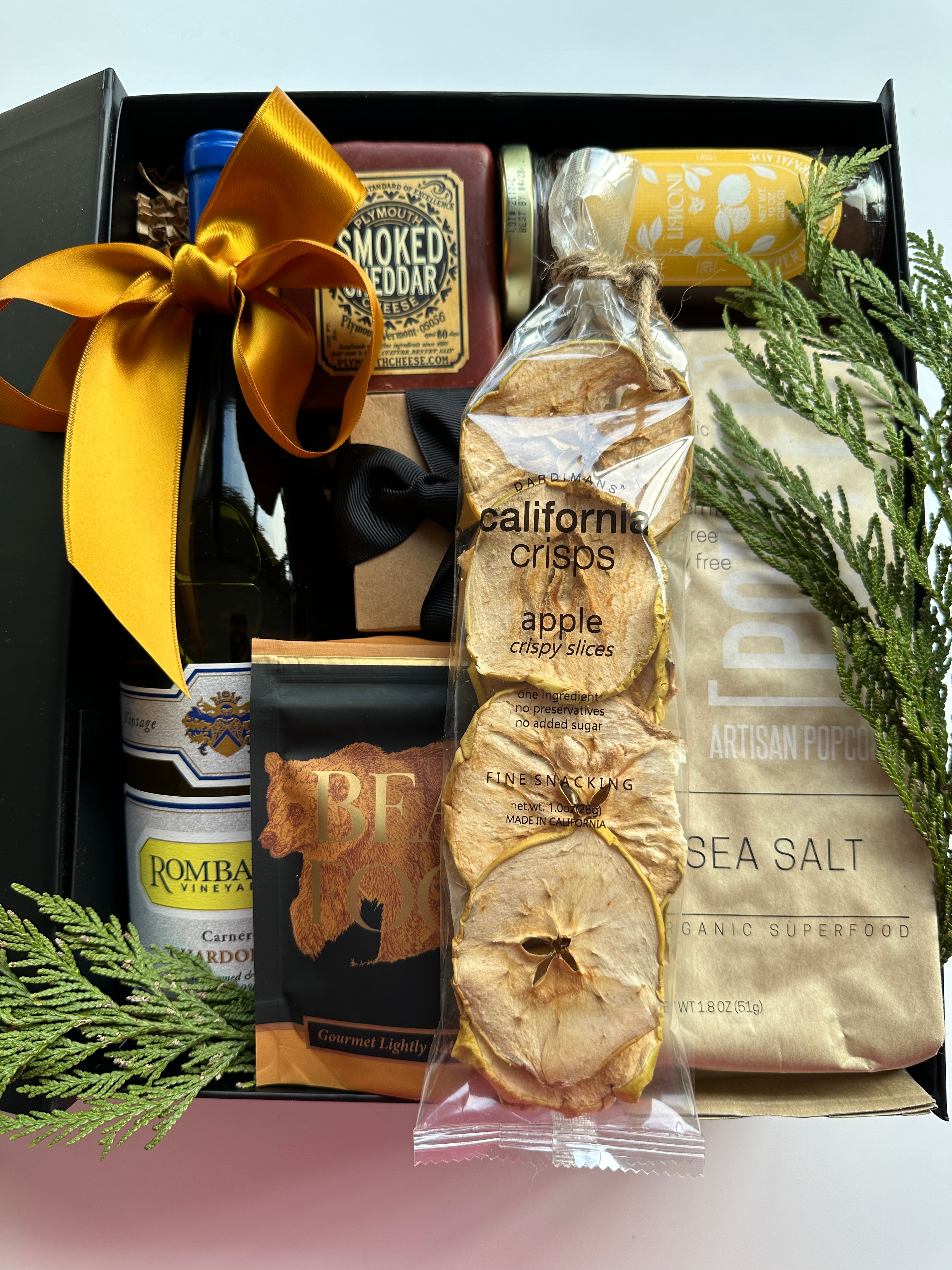 California Christmas gift box by Poppins & Post, featuring holiday-themed packaging with festive decorations and seasonal treats.